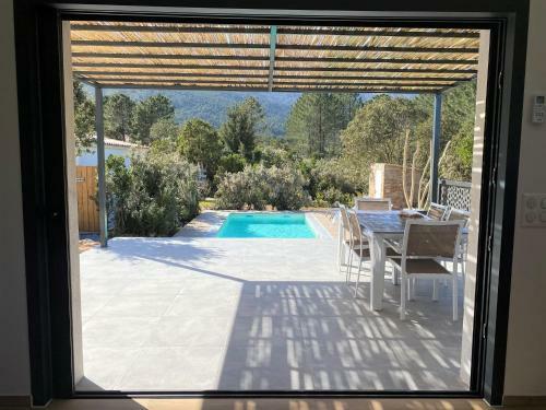 Villa Neuve Avec Piscine Chauffee