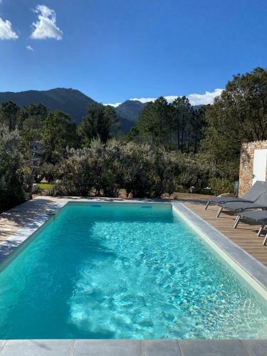Villa Neuve Avec Piscine Chauffee