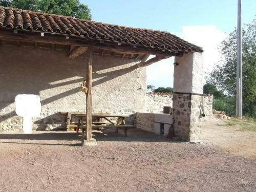 G�te Saint-georges-de-baroille, 4 Pi�ces, 7 Personnes - Fr-1-496-170