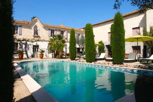 House With One Bedroom In Saint Gilles With Shared Pool And Wifi