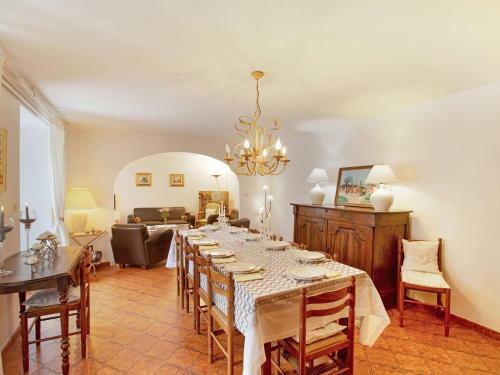 Spacious Holiday Home In Saint-martin Le Redon With Garden
