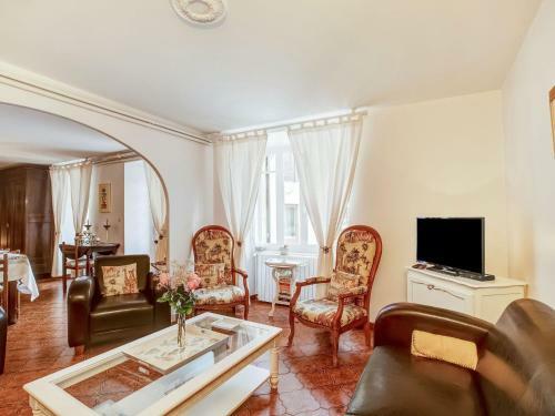 Spacious Holiday Home In Saint-martin Le Redon With Garden