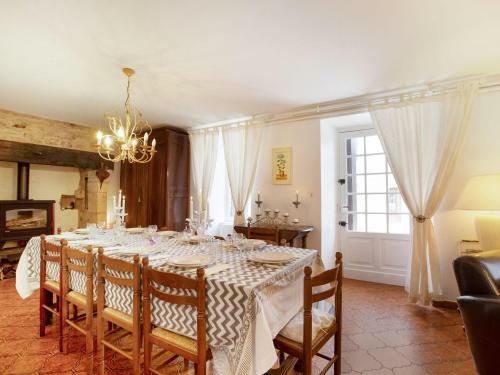 Spacious Holiday Home In Saint-martin Le Redon With Garden