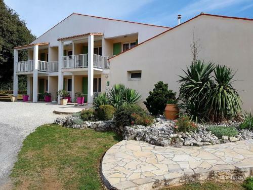 Pleasant Holiday Home In Saint-savinien With Pool
