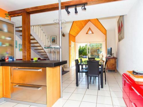 Holiday Home Les Embruns - Rhu100