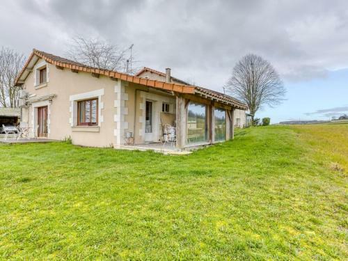 Captivating Holiday Home In Scorbe-clairvaux With Terrace