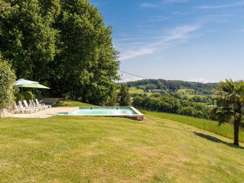 Beautiful Holiday Home In Thenon With Swimming Pool