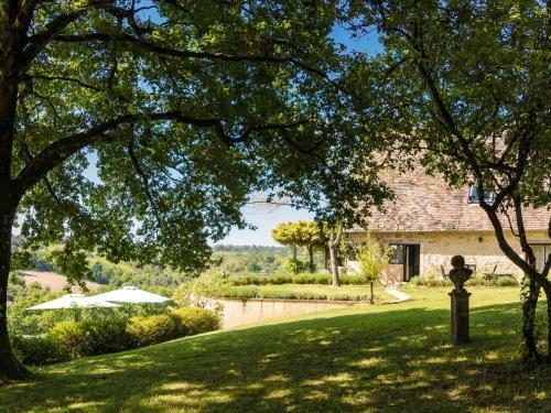 Beautiful Holiday Home In Thenon With Swimming Pool