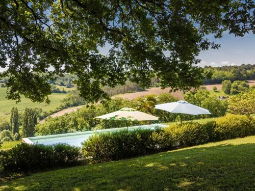 Beautiful Holiday Home In Thenon With Swimming Pool
