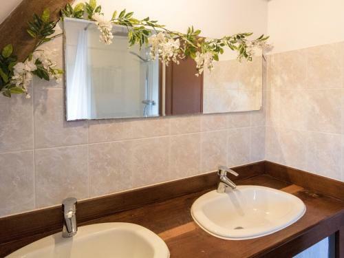 Beautiful Holiday Home In Thenon With Swimming Pool