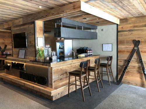 Chalet Carte Blanche Raven
