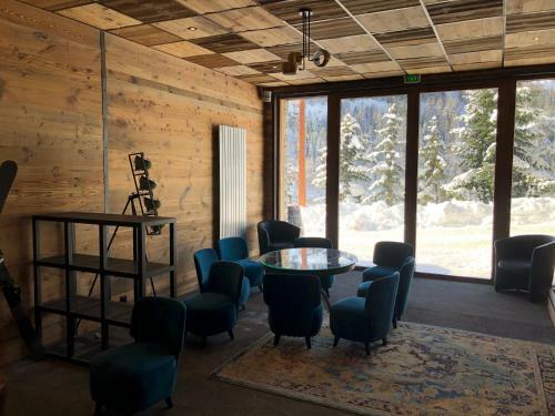 Chalet Carte Blanche Raven