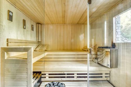 Chalet Carte Blanche Raven