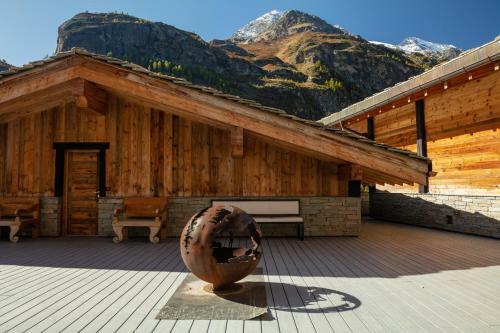 Chalet Carte Blanche Raven