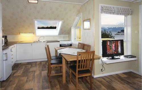 Holiday Home Hatlestrand Hatlestrandsvegen V