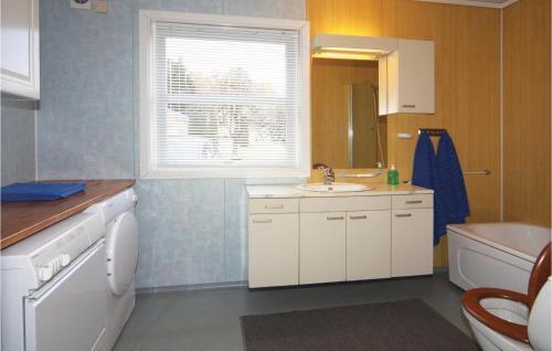 Holiday Home Hatlestrand Hatlestrandsvegen V