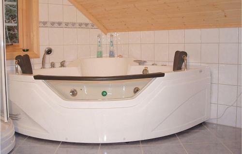 Holiday Home Hatlestrand Hatlestrandsvegen IV