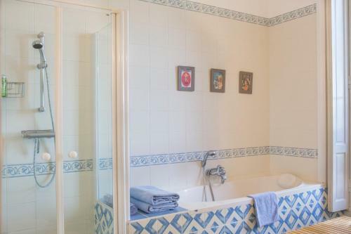 Vacqueyras Chateau Sleeps 12 Pool Wifi