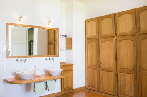 Vacqueyras Chateau Sleeps 12 Pool Wifi