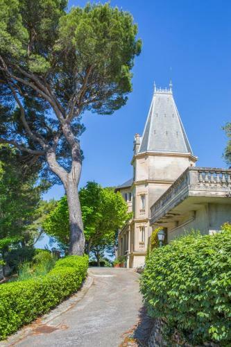 Vacqueyras Chateau Sleeps 12 Pool Wifi