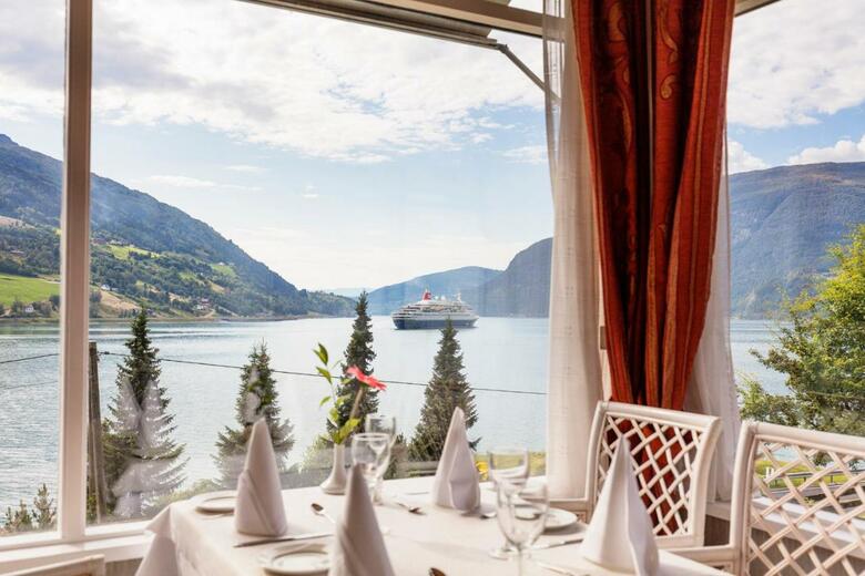 Olden Fjordhotel