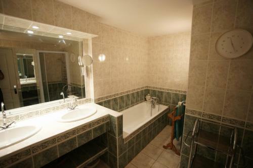 Chez Jean Pierre - Charming 17th Century House With 7 Bedrooms