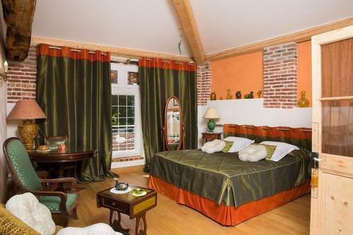 Hostal Room In Bb - Large Typical Room At Domaine de La Bellire