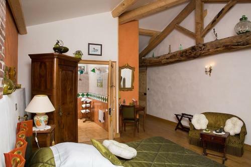 Hostal Room In Bb - Large Typical Room At Domaine de La Bellire