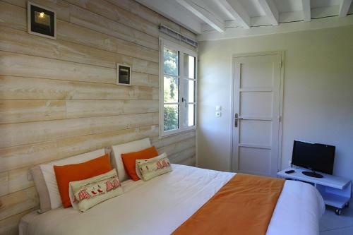 Holiday Home St- Martin-aux-buneaux - Nmd01093-f