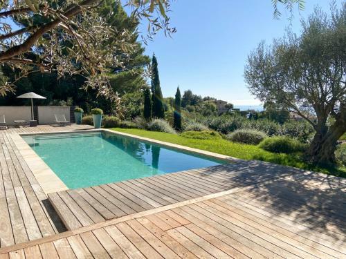Les Issambres Villa Sleeps 12 With Pool And Air Con