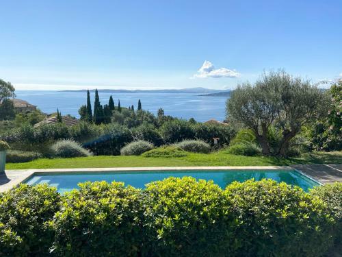 Les Issambres Villa Sleeps 12 With Pool And Air Con