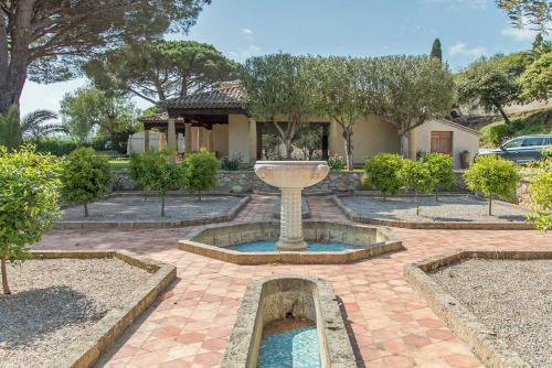 Les Issambres Villa Sleeps 12 With Pool And Air Con