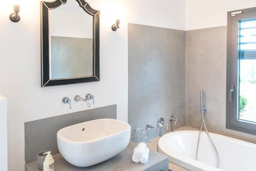 Les Issambres Villa Sleeps 12 With Pool And Air Con