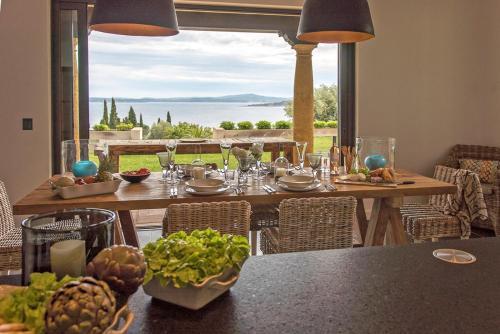 Les Issambres Villa Sleeps 12 With Pool And Air Con