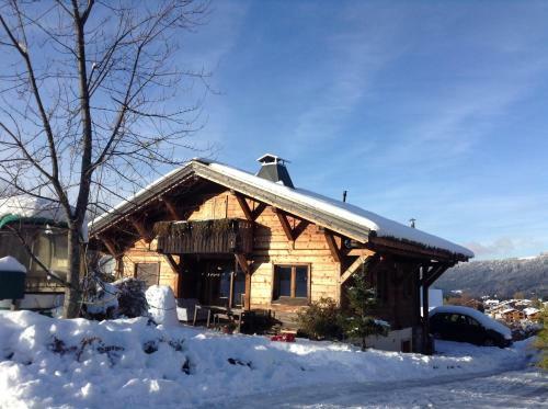 Brilliantly Located Spacious 4-bedroom Chalet