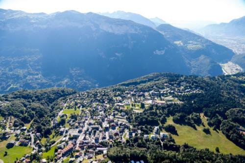 Brilliantly Located Spacious 4-bedroom Chalet