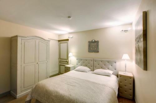 Mercurey Chateau Sleeps 16 Pool Wifi