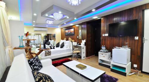 Royal Penguin Boutique Hotel