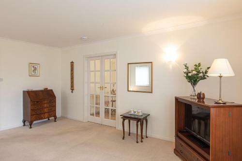 Cults Court Apartment