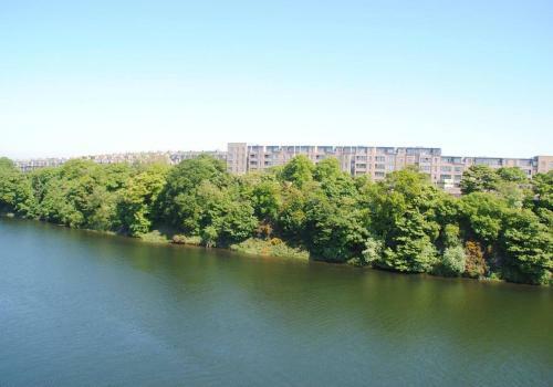 Executive Riverside 3 Bed Apartment