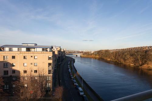 Executive Riverside 3 Bed Apartment