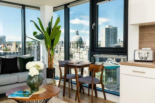 Spacious 4 Bed Apartment In City Centre