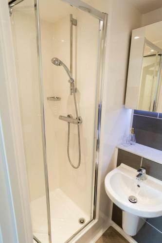 Spacious 4 Bed Apartment In City Centre