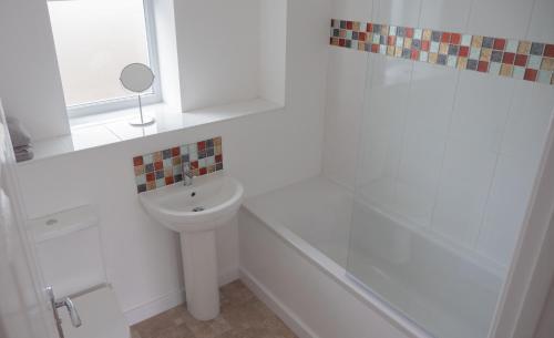 Low Cost, 4 Bed, Pet Friendly Apartment & Parking 01