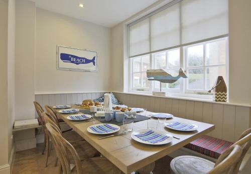 Aldeburgh Villa Sleeps 14 With Wifi