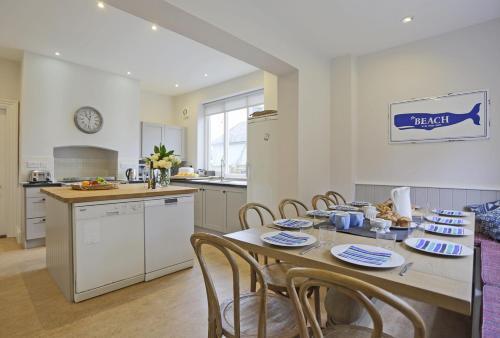 Aldeburgh Villa Sleeps 14 With Wifi