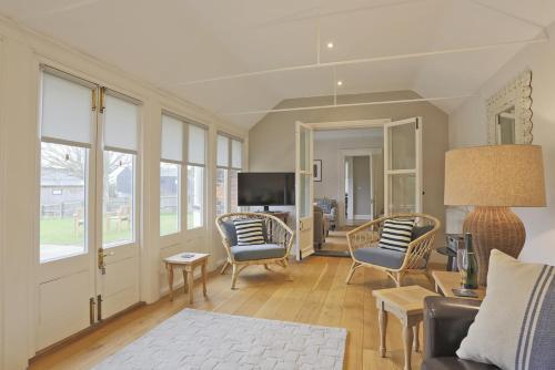 Aldeburgh Villa Sleeps 14 With Wifi