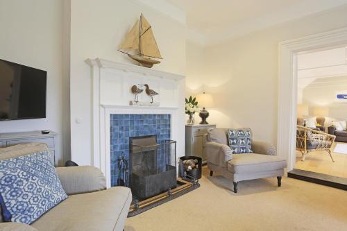 Aldeburgh Villa Sleeps 14 With Wifi