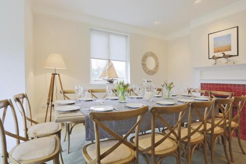 Aldeburgh Villa Sleeps 14 With Wifi