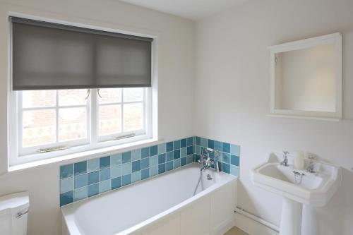 Aldeburgh Villa Sleeps 14 With Wifi